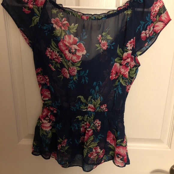 Adorable top - Picture 3 of 3